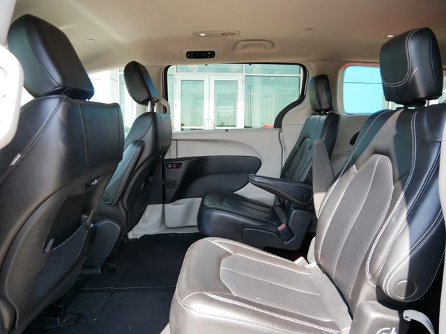 Used 2023 Chrysler Pacifica Touring-L FWD image 7