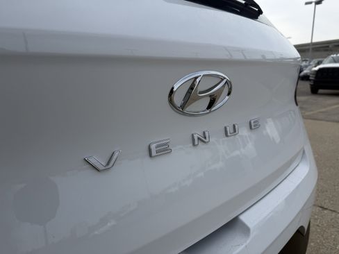 Certified 2025 Hyundai Venue SEL image 9