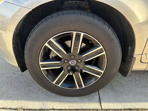 Used 2017 Volvo XC60 T5 Dynamic w/ Preferred Option Package image 16