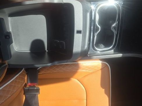 Used 2025 Chrysler Pacifica Pinnacle FWD image 38