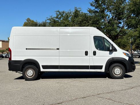 Used 2025 RAM ProMaster 2500 w/ Convenience Group FWD image 3