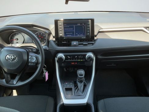 Used 2022 Toyota RAV4 LE FWD image 9