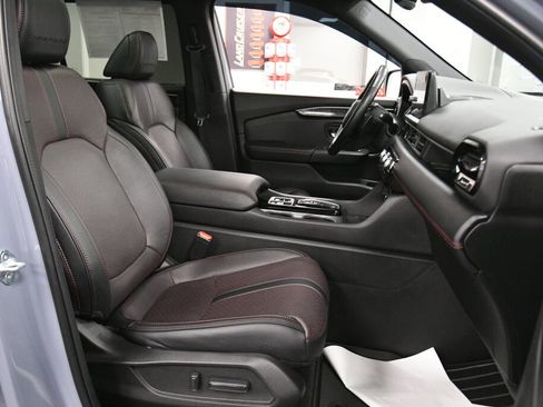 Used 2025 Honda Pilot Black Edition image 30