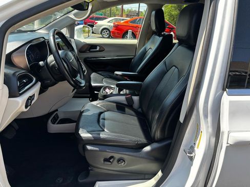 Used 2018 Chrysler Pacifica Touring-L FWD image 13