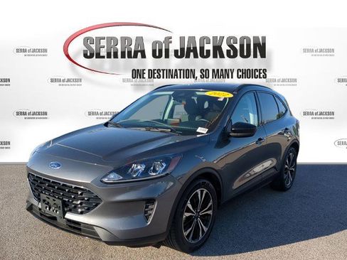 Used 2022 Ford Escape SE w/ SE Sport Appearance Package image 4