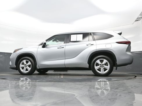 Used 2024 Toyota Highlander LE AWD/4WD image 29