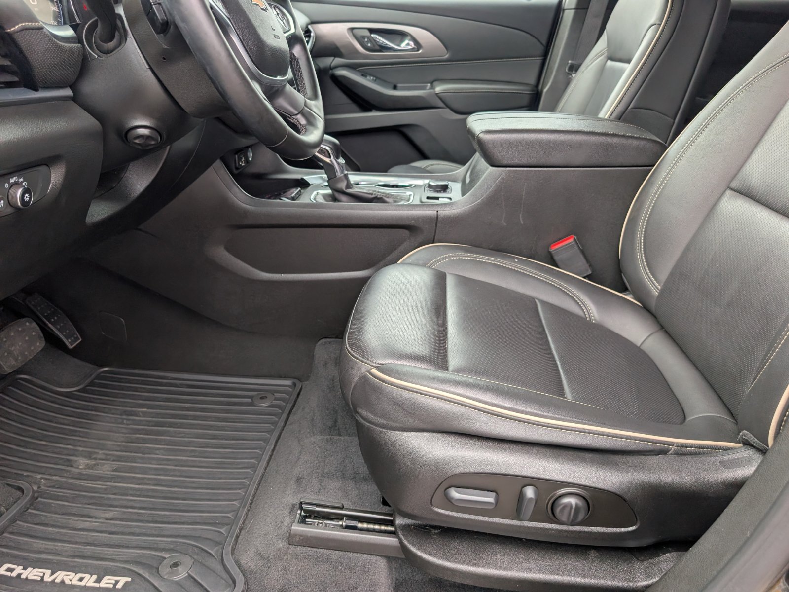 Used 2023 Chevrolet Traverse Premier FWD image 11