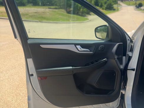 Used 2024 Ford Escape Platinum image 5