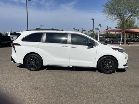 Used 2022 Toyota Sienna XSE FWD image 5