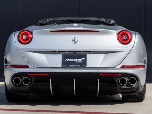 Used 2015 Ferrari California T RWD image 8
