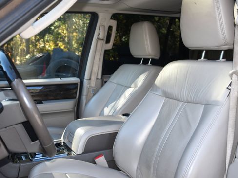 Used 2017 Lincoln Navigator Select image 12