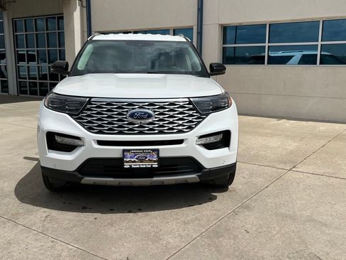 Used 2023 Ford Explorer Platinum w/ Technology Package AWD/4WD image 2