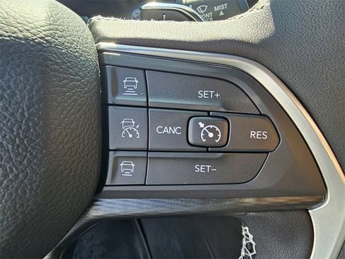 Used 2025 Jeep Grand Cherokee Laredo X w/ Luxury Tech Group I image 21