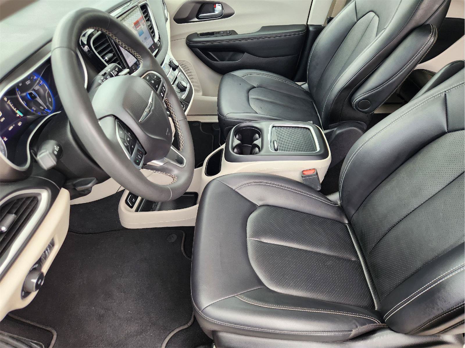Used 2024 Chrysler Pacifica Touring-L FWD image 13