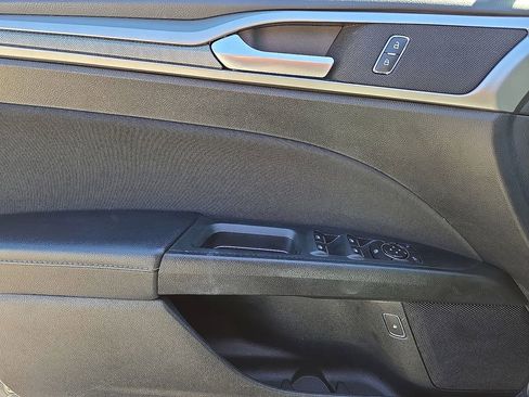 Used 2018 Ford Fusion SE image 19