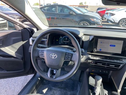 Used 2025 Toyota Camry LE image 33