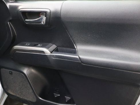 Used 2019 Toyota Tacoma TRD Sport image 11