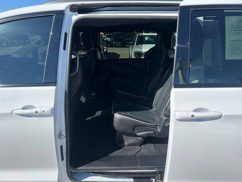 Used 2024 Chrysler Pacifica Limited w/ S Appearance Package image 15