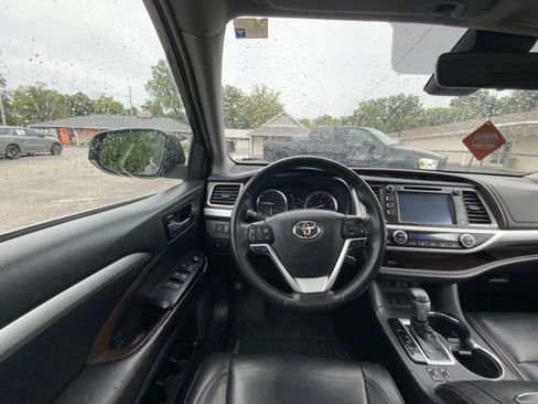Used 2019 Toyota Highlander XLE AWD/4WD image 11