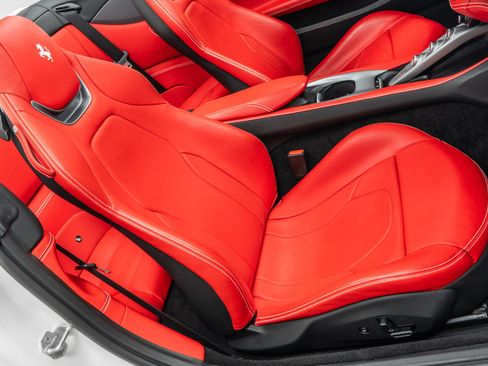 Used 2019 Ferrari Portofino RWD image 26