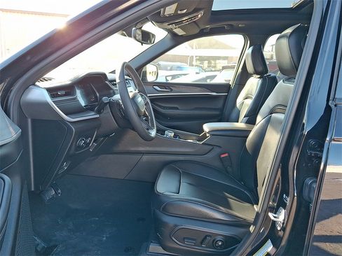 Used 2024 Jeep Grand Cherokee Limited image 3