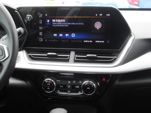 Used 2025 Chevrolet Trax LT w/ Sunroof Package FWD image 15