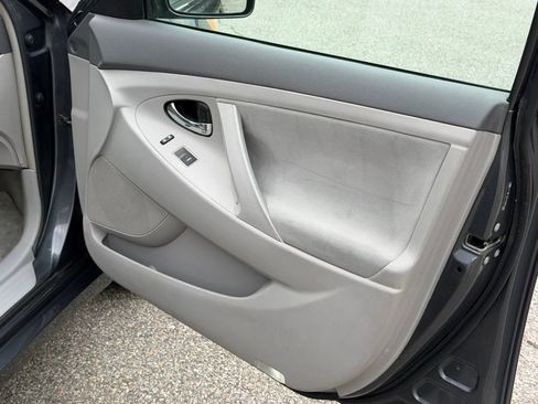 Used 2010 Toyota Camry LE FWD image 21