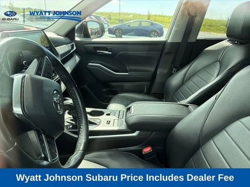 Used 2021 Toyota Highlander XLE AWD/4WD image 11