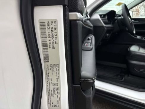 Used 2023 Jeep Grand Cherokee Limited w/ Black Appearance Package image 32