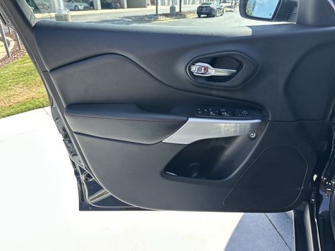 Used 2018 Jeep Cherokee Trailhawk AWD/4WD image 14