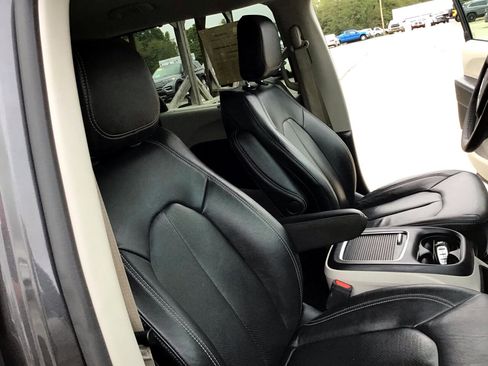 Used 2022 Chrysler Pacifica Touring-L image 39