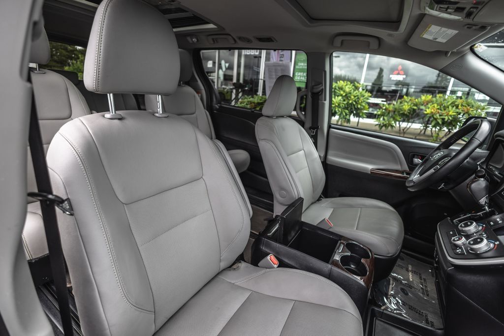 Used 2020 Toyota Sienna Limited AWD/4WD image 28