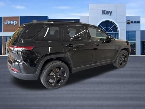 Used 2023 Jeep Grand Cherokee Limited w/ Black Appearance Package AWD/4WD image 8