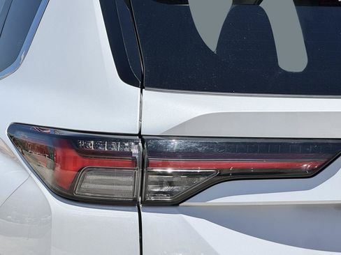 Used 2025 Mitsubishi Outlander SE FWD image 11