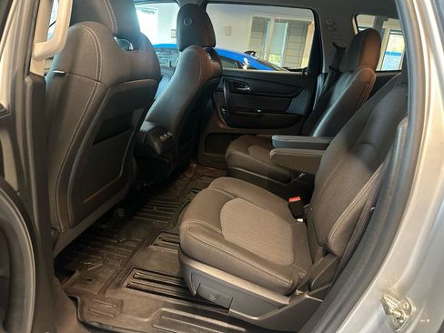 Used 2017 Chevrolet Traverse LT w/ Style and Technology Package FWD image 12