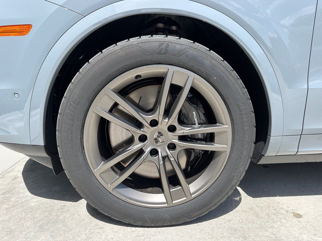 Certified 2025 Porsche Cayenne Turbo AWD/4WD image 44