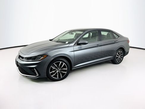 Used 2025 Volkswagen Jetta SE FWD image 3