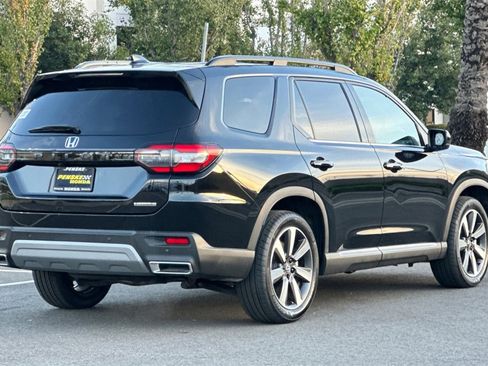 Used 2025 Honda Pilot Touring image 4