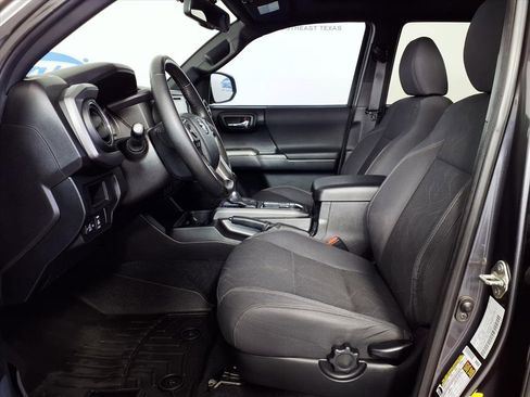 Used 2016 Toyota Tacoma TRD Sport image 18