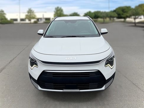 Certified 2024 Kia Niro EX image 2