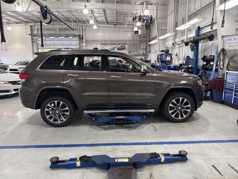 Used 2018 Jeep Grand Cherokee Overland AWD/4WD image 2