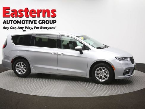 Used 2023 Chrysler Pacifica Touring-L FWD image 49