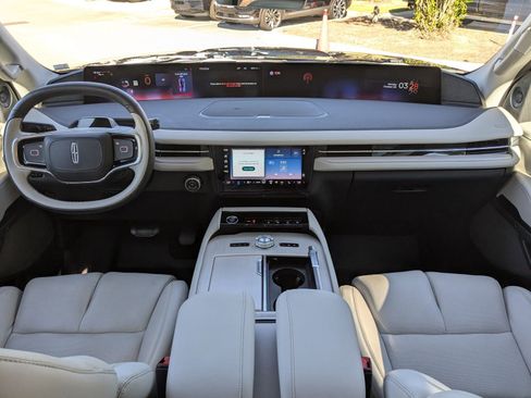 Certified 2025 Lincoln Navigator Reserve image 18