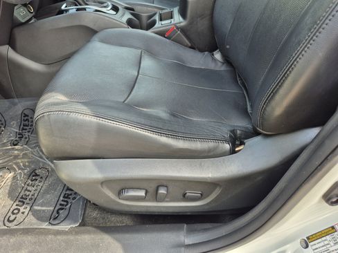 Used 2018 Nissan Rogue SV w/ Premium Package FWD image 23