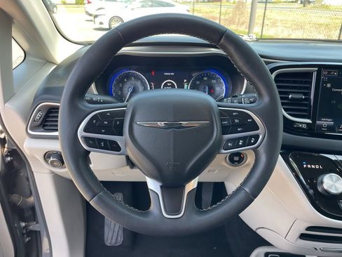 Used 2023 Chrysler Pacifica Touring-L image 18
