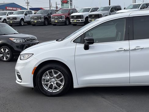 Used 2025 Chrysler Pacifica Select FWD image 10
