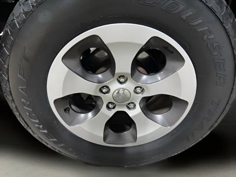 Used 2017 Jeep Wrangler Unlimited Sahara AWD/4WD image 32