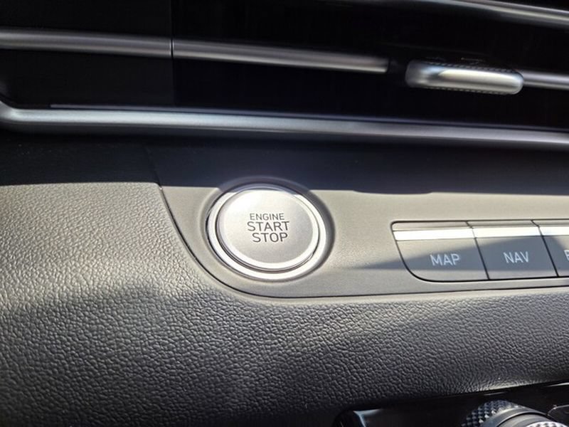 Used 2025 Hyundai Elantra Limited FWD image 29