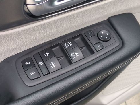Used 2023 Chrysler Pacifica Touring-L FWD image 14