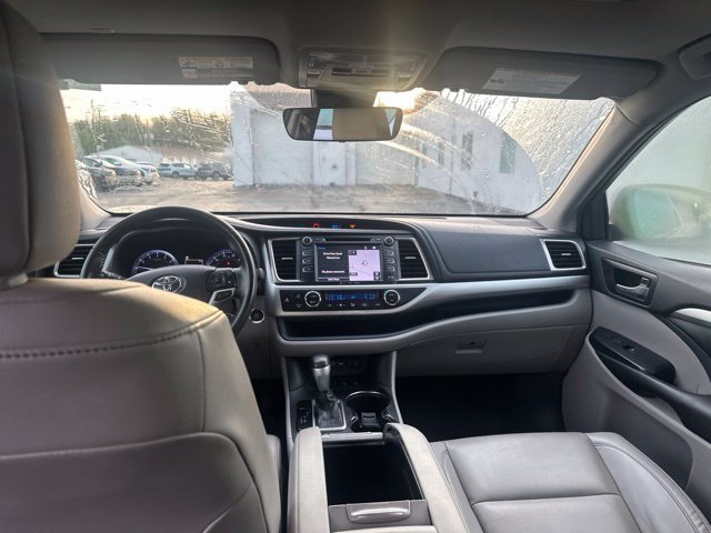 Used 2019 Toyota Highlander XLE AWD/4WD image 11